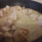 Куриное филе с чесноком в сметане