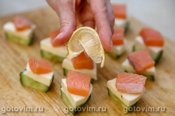 Канапе с красной рыбой, огурцом и сыром моцарелла Канапе с красной рыбой, огурцом и сыром моцарелла