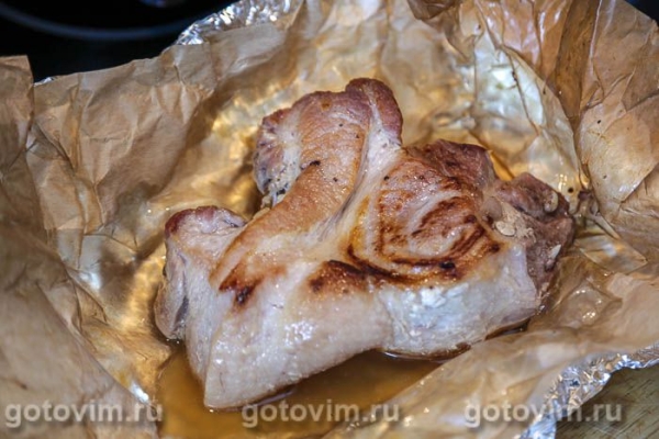 Свиная корейка, шпигованная чесноком и запеченная в фольге Свиная корейка, шпигованная чесноком и запеченная в фольге