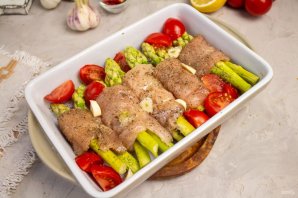 Куриные грудки со спаржей под голландским соусом Куриные грудки со спаржей под голландским соусом