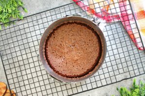 Шоколадный торт с малиной и голубикой