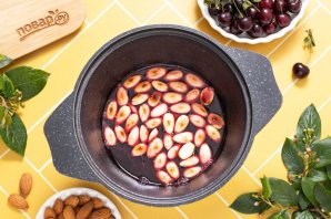 Варенье из вишни с миндалем