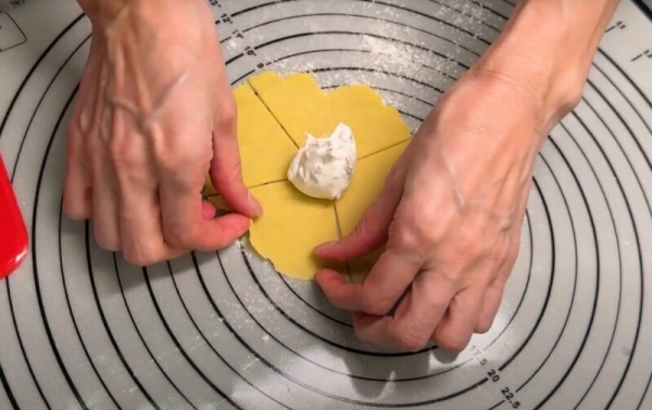 Песочные розочки с безе: рецепт за 15 минут. Остаются мягкими в течение 3-х дней