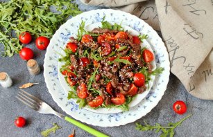 Теплый салат из рукколы и говядины Теплый салат из рукколы и говядины