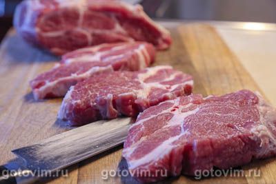 Стейки из свиной шеи с соусом из изюма и горчицы Стейки из свиной шеи с соусом из изюма и горчицы