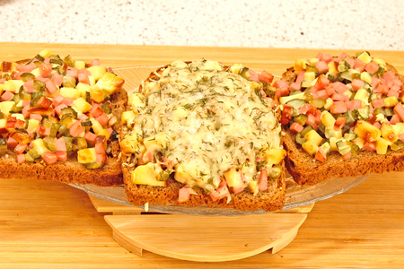 Горячие бутерброды с колбасным сыром, маринованными огурчиками и чесночком Горячие бутерброды с колбасным сыром, маринованными огурчиками и чесночком