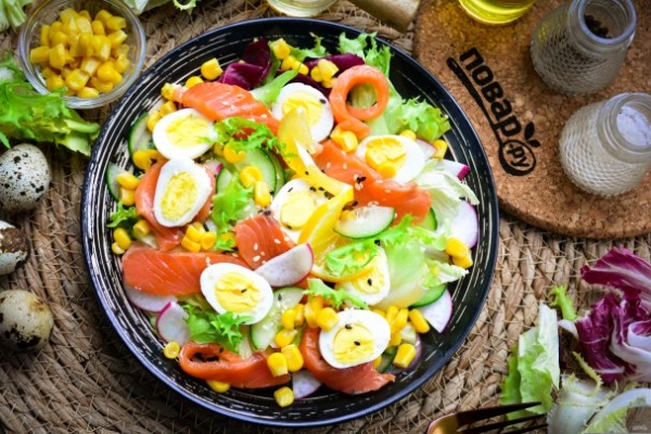 Салат с кукурузой и слабосоленой семгой Салат с кукурузой и слабосоленой семгой
