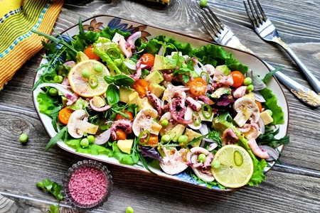 Салат с кальмаром, авокадо и свежими шампиньонами Салат с кальмаром, авокадо и свежими шампиньонами