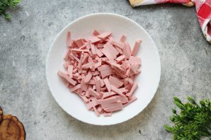 Пирожки с колбасой и сыром