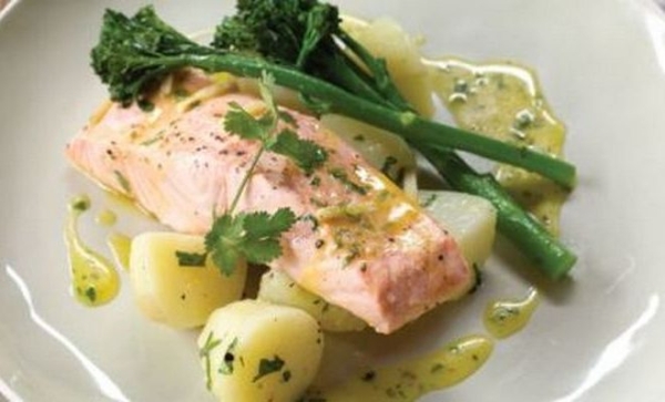 Стейк из лосося с картофелем на пару в мультиварке Стейк из лосося с картофелем на пару в мультиварке