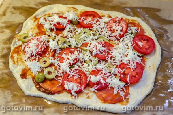 Португальская пицца с пепперони, сырым яйцом и оливками Португальская пицца с пепперони, сырым яйцом и оливками