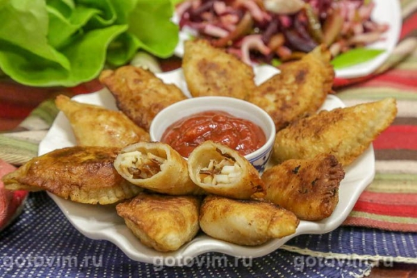 Мини-чебуреки посикунчики с кальмарами Мини-чебуреки посикунчики с кальмарами