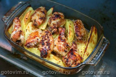 Куриные крылышки в горчичном маринаде, запеченные с картофельными дольками