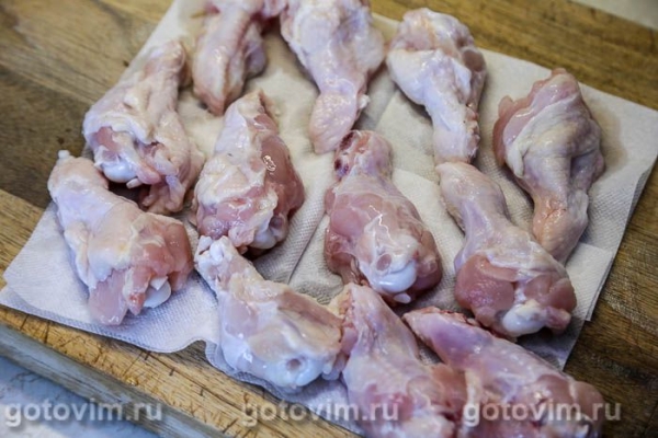 Куриные крылья в с морковью в сметаной на сковороде