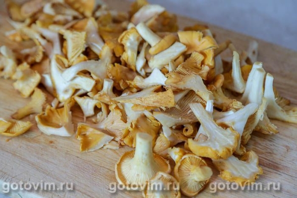 Пицца с лисичками и сыром с голубой плесенью