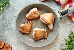 Тушеные куриные бедра Тушеные куриные бедра