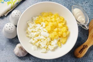 Салат с ананасом, сыром и кукурузой Салат с ананасом, сыром и кукурузой