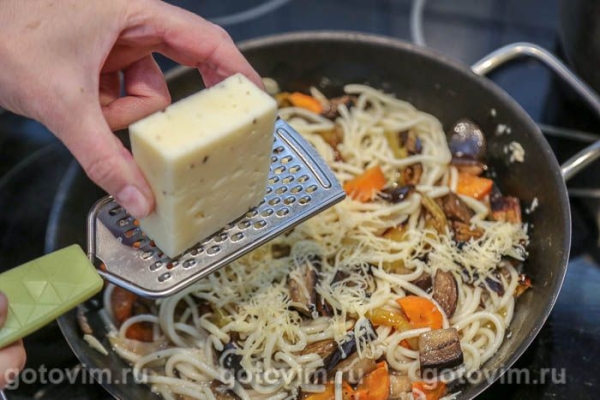 Макароны с печеными овощами и сыром