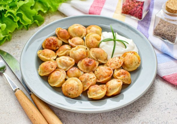 Замороженные пельмени на сковороде жареные Замороженные пельмени на сковороде жареные