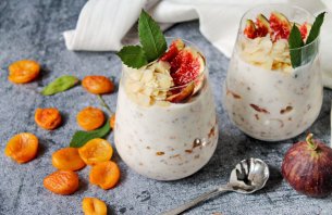 Мюсли в йогурте с инжиром, курагой и миндалем Мюсли в йогурте с инжиром, курагой и миндалем