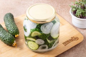 Огурцы с луком на зиму