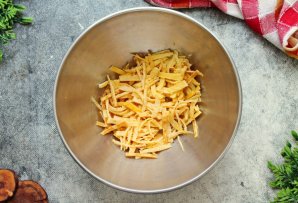 Салат с курицей, омлетом и корейской морковью Салат с курицей, омлетом и корейской морковью