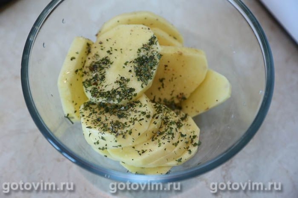 Свинина с картофелем и беконом на шпажках, запеченная в духовке