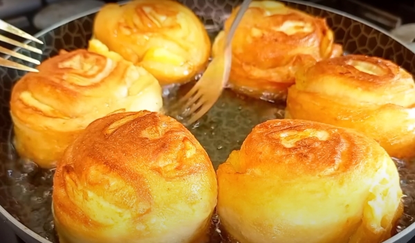 Нарезала дольками яблоки и завернула их в тесто. Оладьи с яблоками на завтрак для всей семьи Нарезала дольками яблоки и завернула их в тесто. Оладьи с яблоками на завтрак для всей семьи