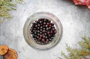 Настойка из черной смородины с крыжовником Настойка из черной смородины с крыжовником