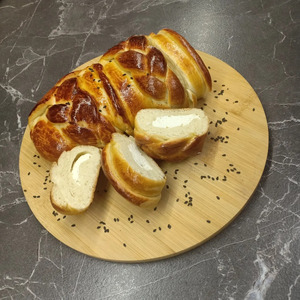 Рулет на дрожжевом тесте с творогом