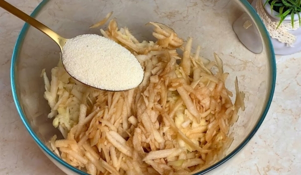 Смешайте яблоки с манкой. Вот как нужно готовить вкусные и сытные оладьи Смешайте яблоки с манкой. Вот как нужно готовить вкусные и сытные оладьи