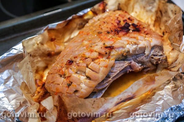 Свинина, запеченная в средиземноморском маринаде из помидоров и каперсов Свинина, запеченная в средиземноморском маринаде из помидоров и каперсов