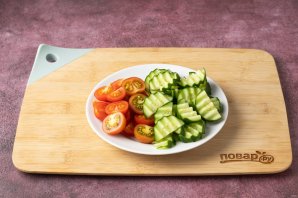 Салат из огурцов, помидоров и авокадо Салат из огурцов, помидоров и авокадо