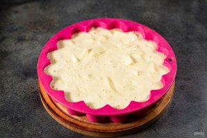 Шарлотка с яблоками и корицей