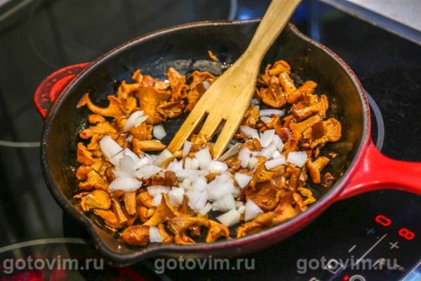 Рулет из свиной рульки с жареными лисичками Рулет из свиной рульки с жареными лисичками