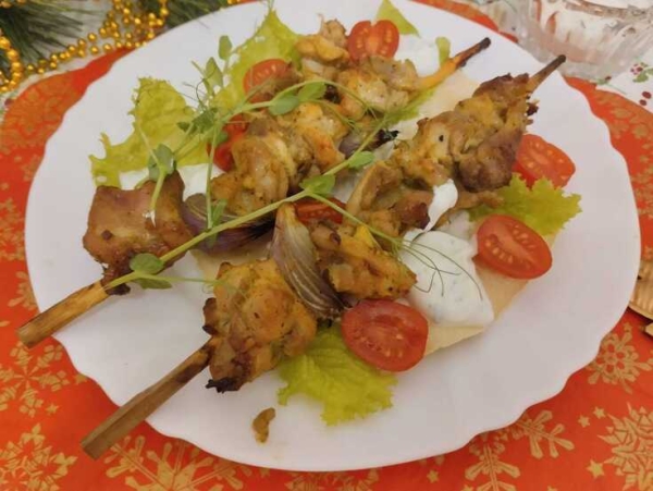 Лепешки с шафрановой курицей и мятным йогуртом Лепешки с шафрановой курицей и мятным йогуртом