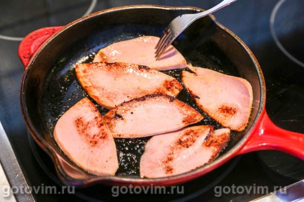 Арканзасский сэндвич с жареной колбасой и чипсами Арканзасский сэндвич с жареной колбасой и чипсами