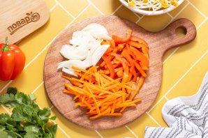 Салат из пророщенной сои по-корейски Салат из пророщенной сои по-корейски