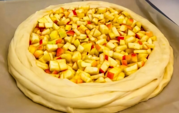 Аромат детства: сочный яблочный пирог с вареньем, который тает во рту. Простой рецепт