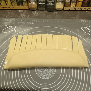 Рулет на дрожжевом тесте с творогом