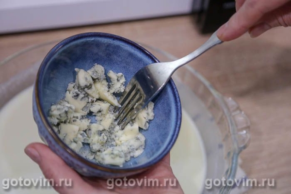 Запеканка из свиного языка с картофелем и сырным соусом бешамель в микроволновке