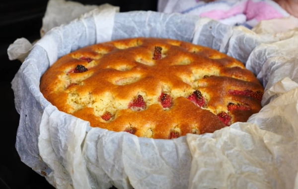 Возьмите 2 яйца и немного муки. Невероятно вкусный пирог с клубникой: всё смешал и готово