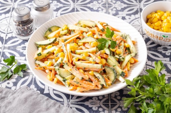 Салат с морковью, огурцом и кукурузой Салат с морковью, огурцом и кукурузой