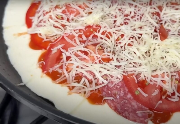 Пицца на сковороде без замеса теста: готовим идеальный завтрак за 25 минут. Вся семья будет в восторге!