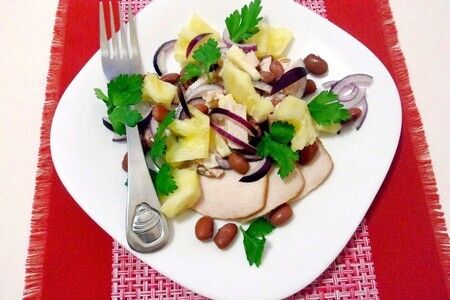 Салат с курицей, ананасом и красной фасолью Салат с курицей, ананасом и красной фасолью