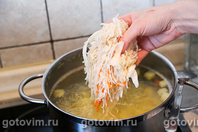 Щи с квашеной капустой и копченостями