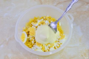 Салат с копченой курицей, ананасом, сыром и кукурузой Салат с копченой курицей, ананасом, сыром и кукурузой