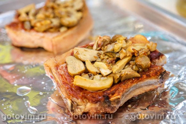 Свиная котлета с грибами и сыром