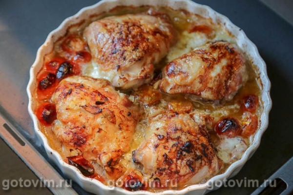 Куриные бедра, запеченные с беконом, помидорами и сыром моцарелла Куриные бедра, запеченные с беконом, помидорами и сыром моцарелла