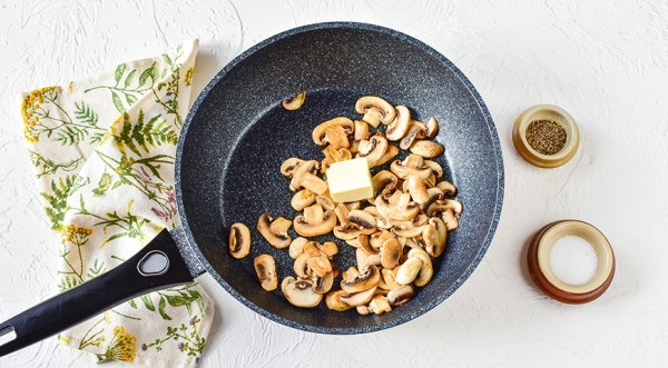 Салат с жареными шампиньонами и ветчиной, пошаговый рецепт с фото на 195 ккал